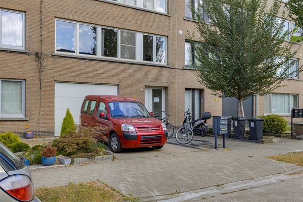 Ruime garage met 3 plaatsen te koop in Mortsel