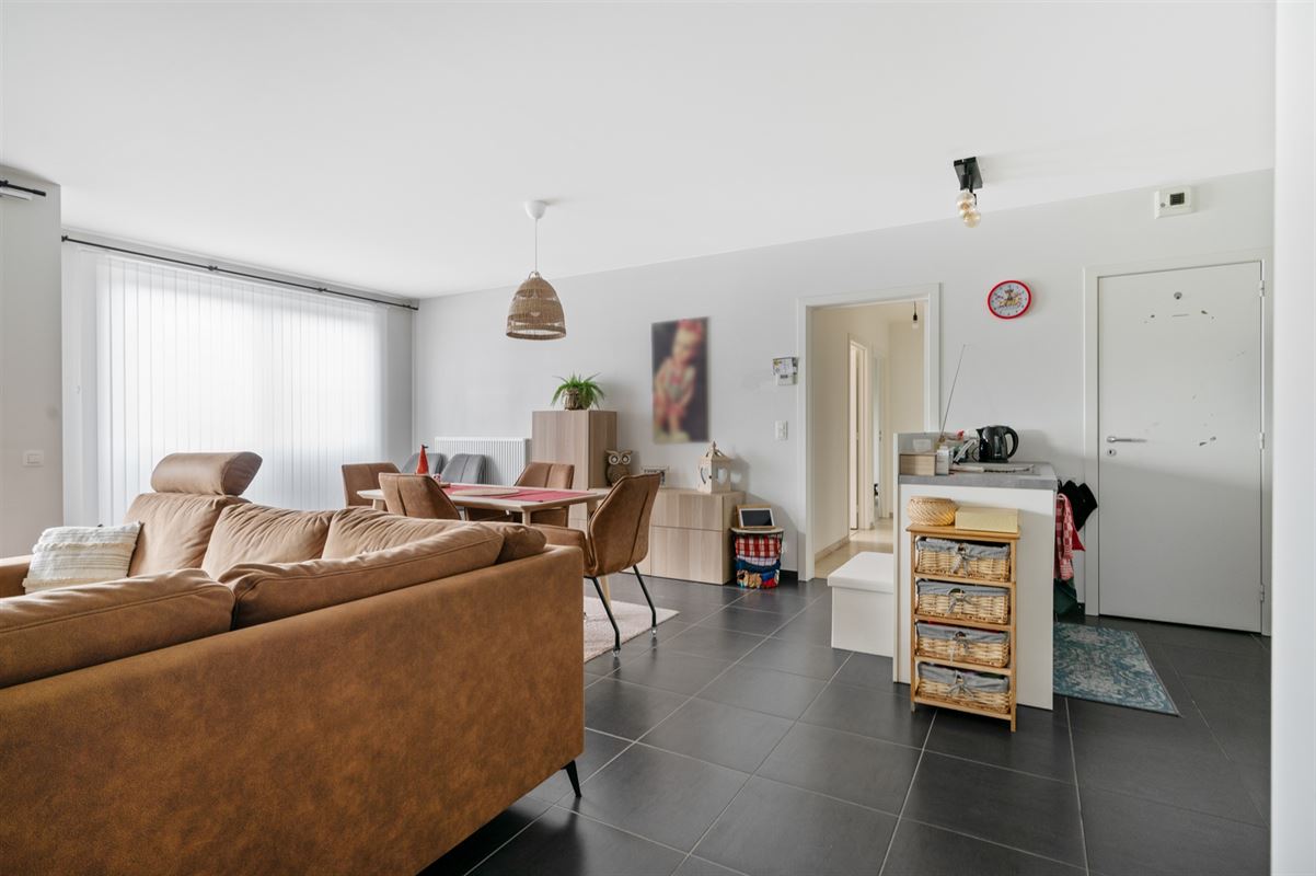2 slaapkamer appartement met terras + optioneel 2 ondergrondse autostaanplaatsen.