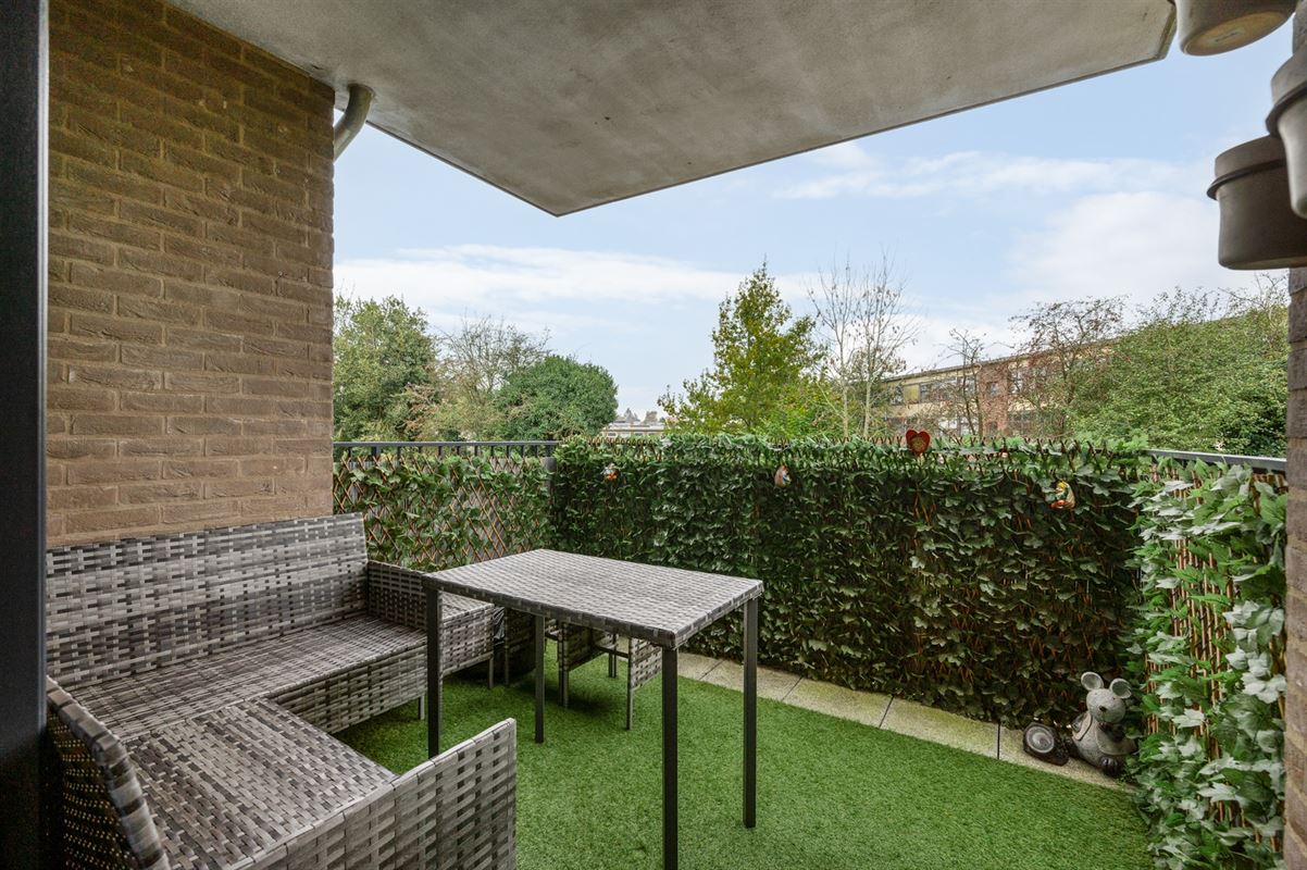 2 slaapkamer appartement met terras + optioneel 2 ondergrondse autostaanplaatsen.
