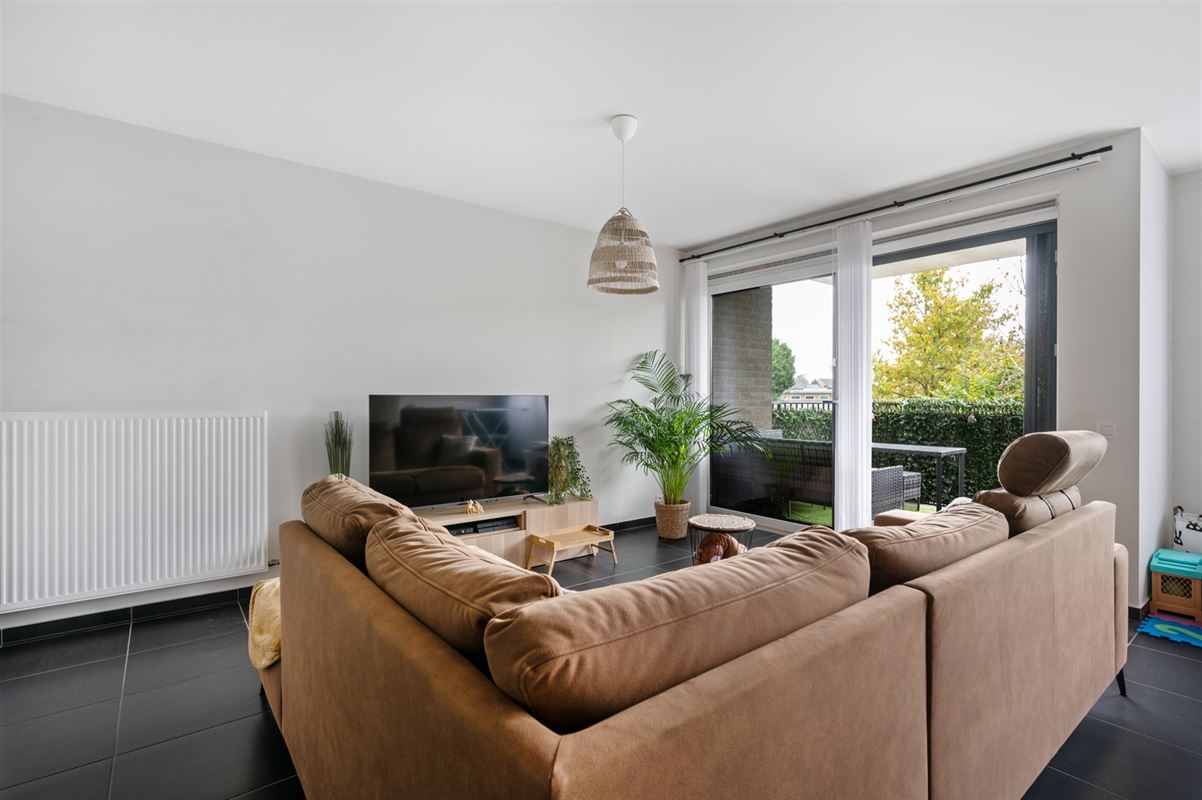 2 slaapkamer appartement met terras + optioneel 2 ondergrondse autostaanplaatsen.