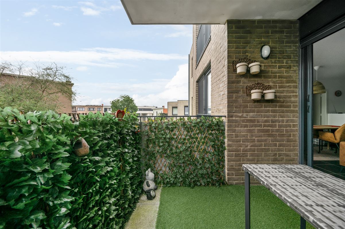 2 slaapkamer appartement met terras + optioneel 2 ondergrondse autostaanplaatsen.