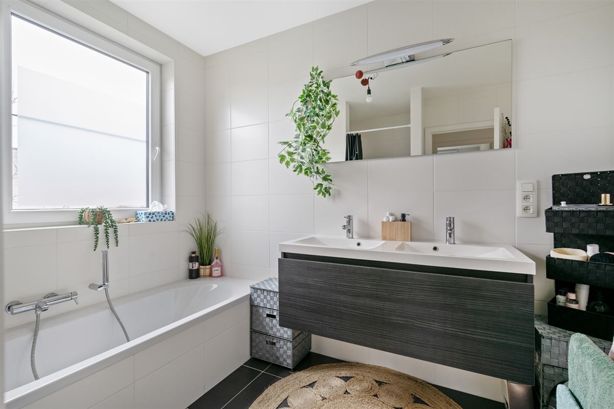 2 slaapkamer appartement met terras + optioneel 2 ondergrondse autostaanplaatsen.