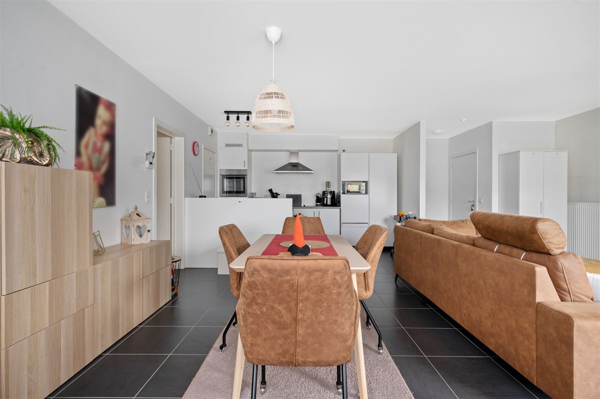2 slaapkamer appartement met terras + optioneel 2 ondergrondse autostaanplaatsen.