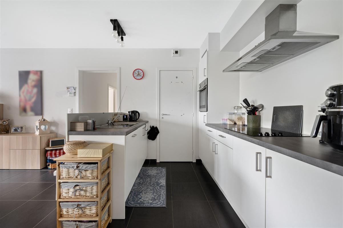 2 slaapkamer appartement met terras + optioneel 2 ondergrondse autostaanplaatsen.