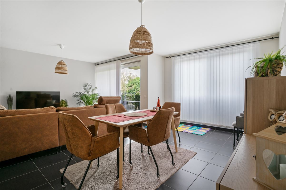 2 slaapkamer appartement met terras + optioneel 2 ondergrondse autostaanplaatsen.