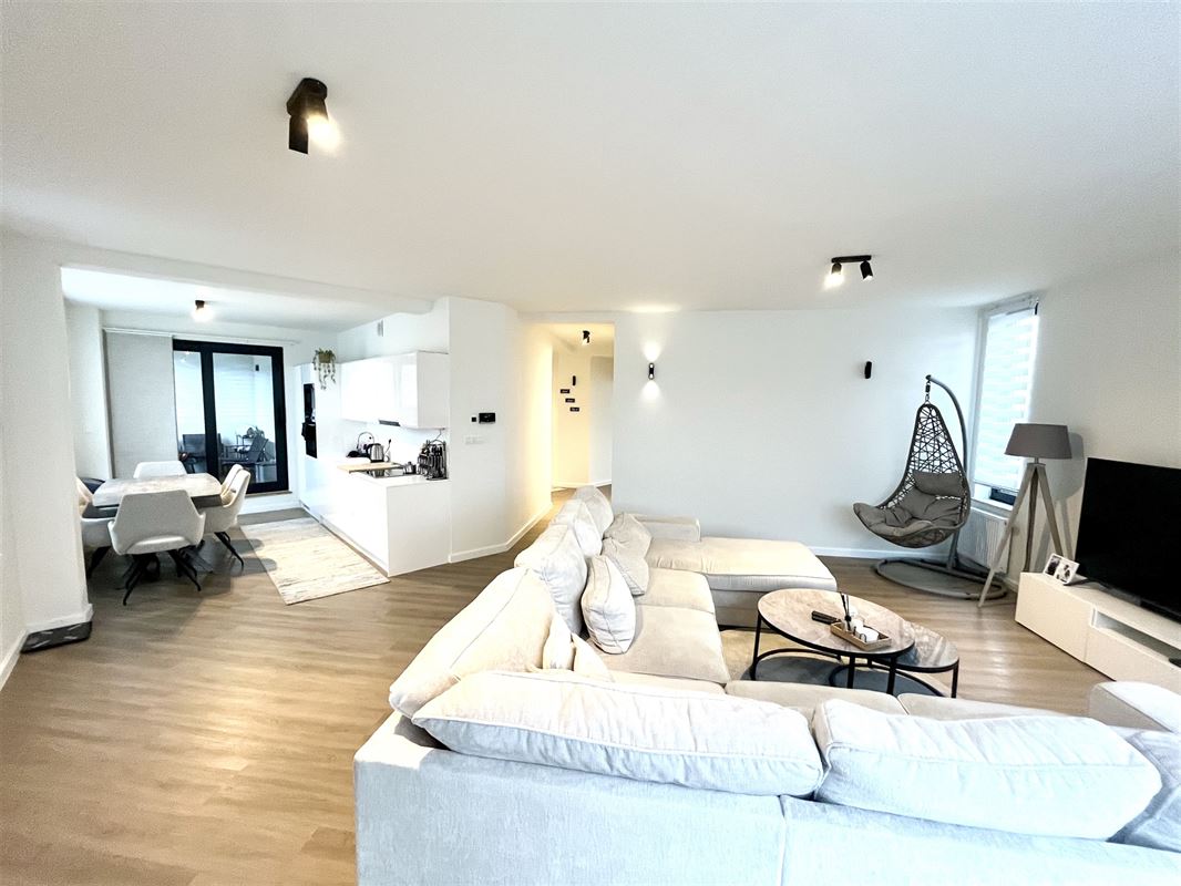 Luxueus gerenoveerd 2 slpk appartement met terras.