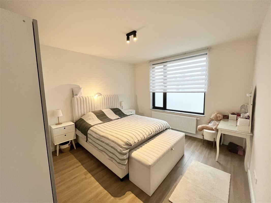Luxueus gerenoveerd 2 slpk appartement met terras.