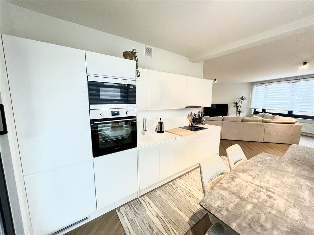 Luxueus gerenoveerd 2 slpk appartement met terras.