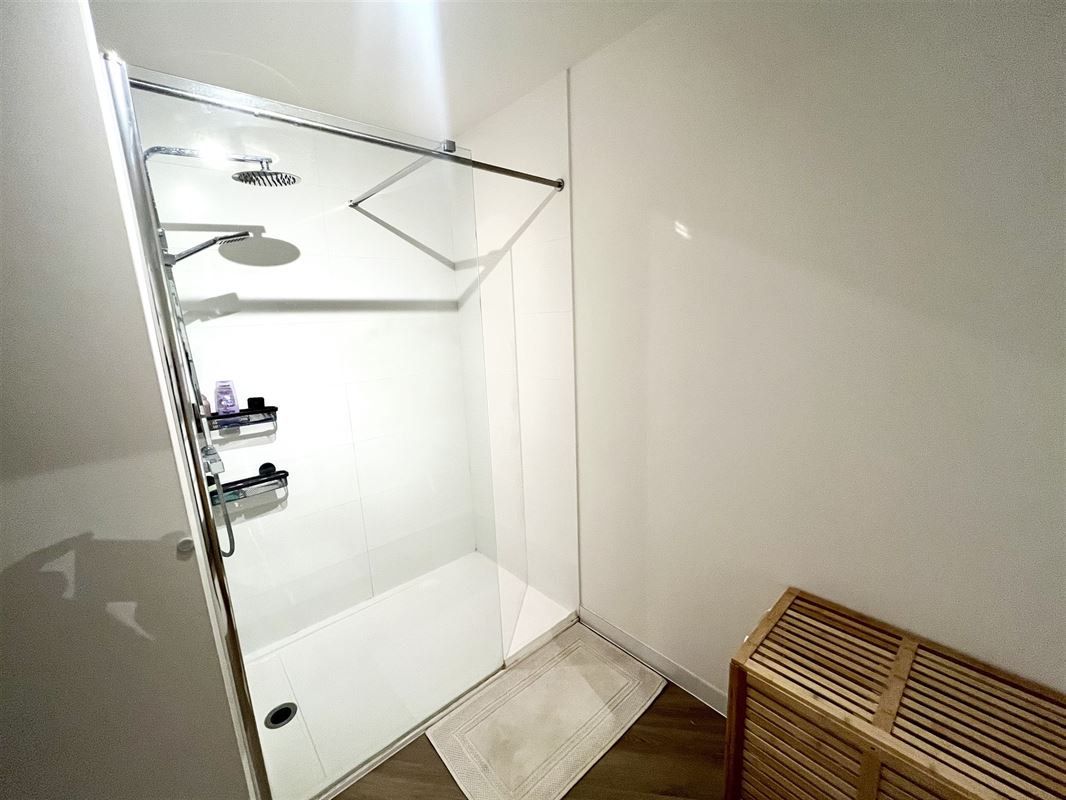 Luxueus gerenoveerd 2 slpk appartement met terras.