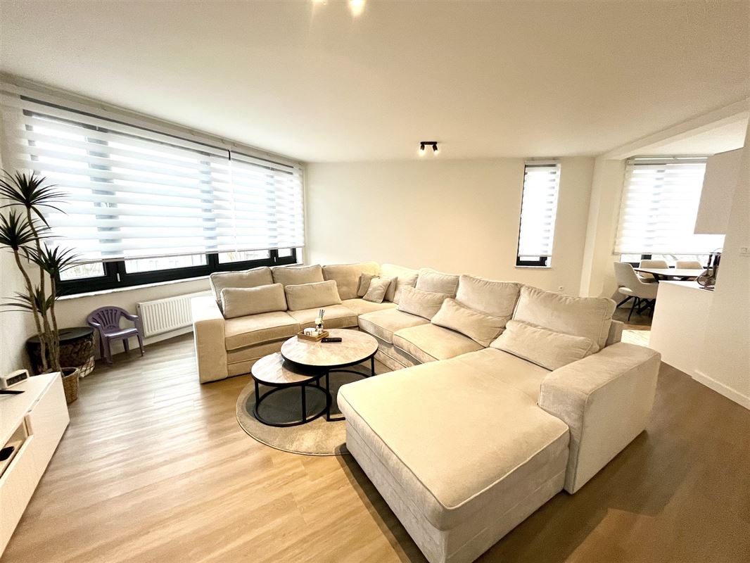 Luxueus gerenoveerd 2 slpk appartement met terras.