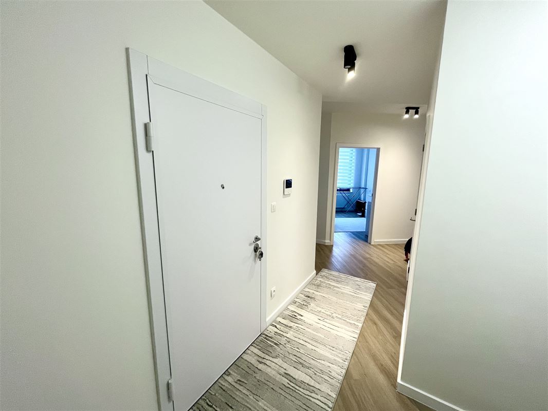 Luxueus gerenoveerd 2 slpk appartement met terras.