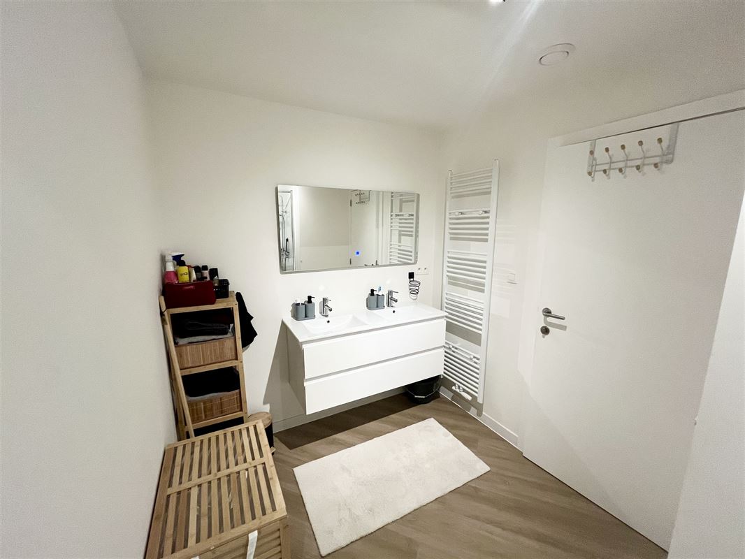 Luxueus gerenoveerd 2 slpk appartement met terras.