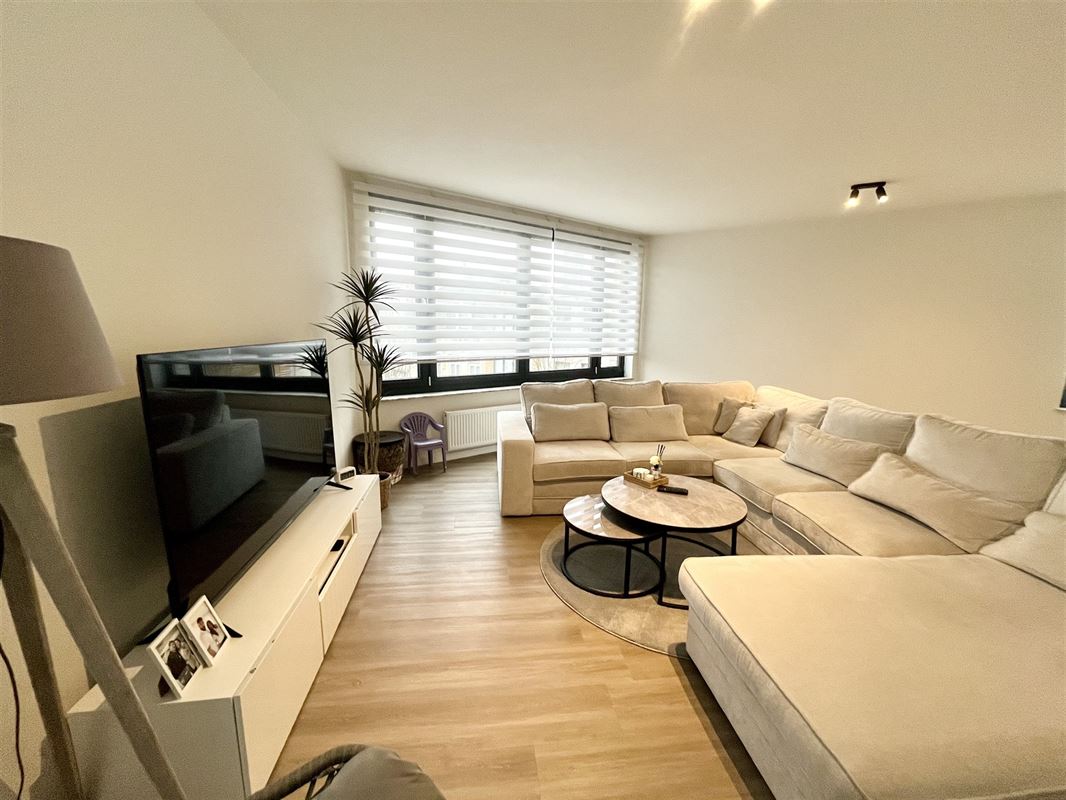 Luxueus gerenoveerd 2 slpk appartement met terras.