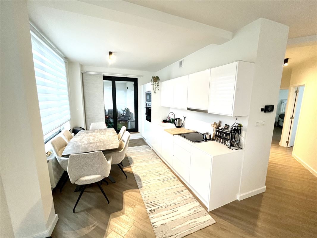 Luxueus gerenoveerd 2 slpk appartement met terras.