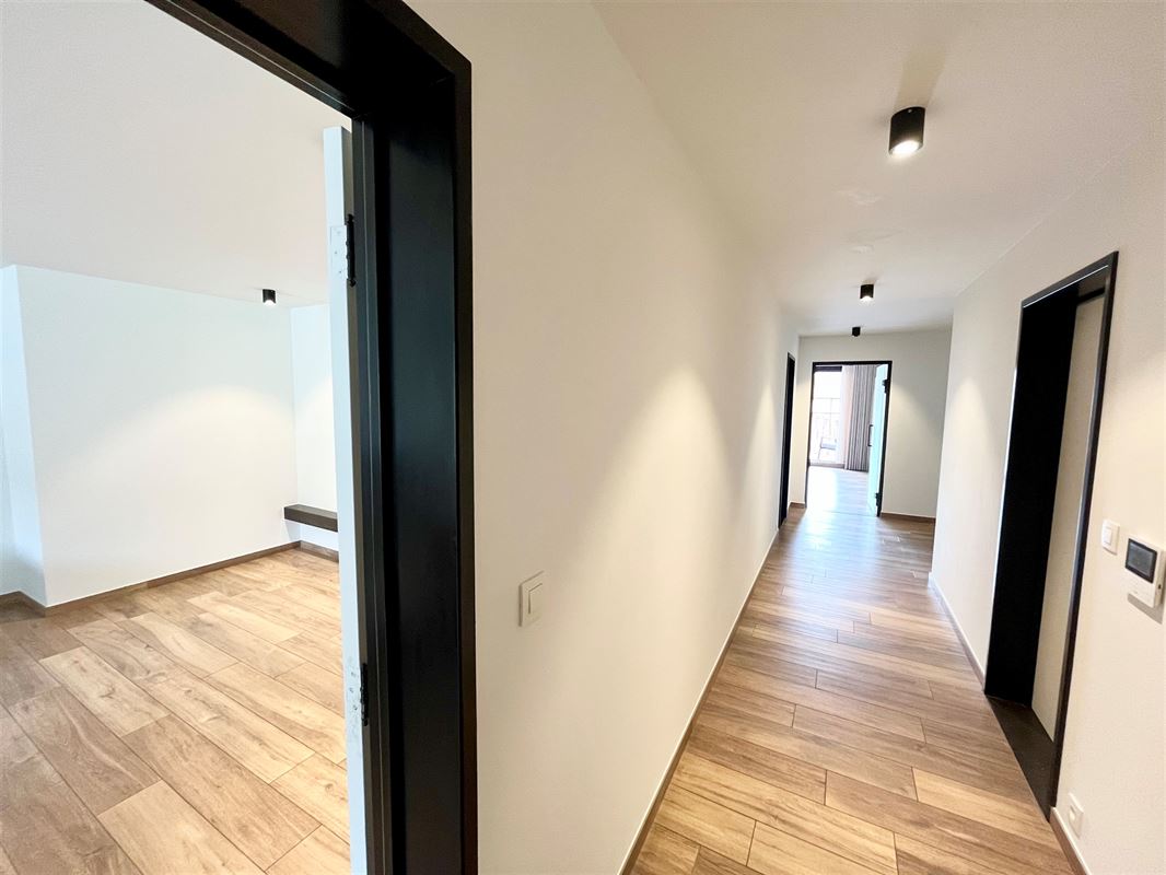 Luxueus 3 +1 slaapkamer appartement met terras.
