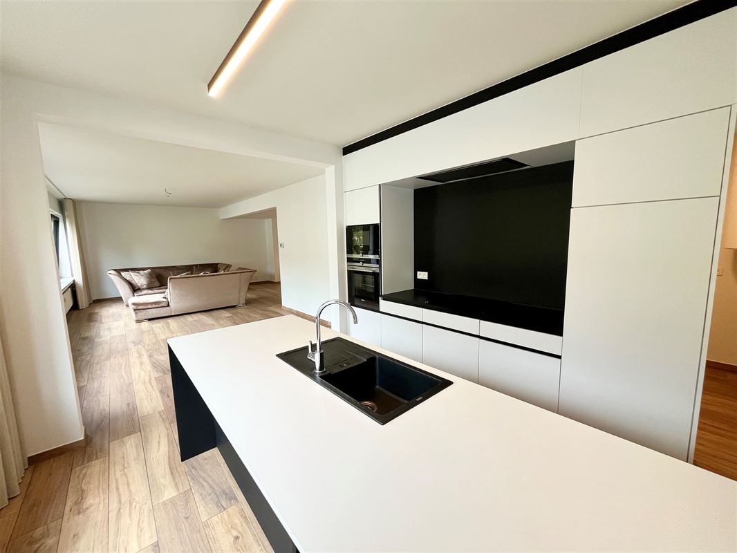 Luxueus 3 +1 slaapkamer appartement met terras.