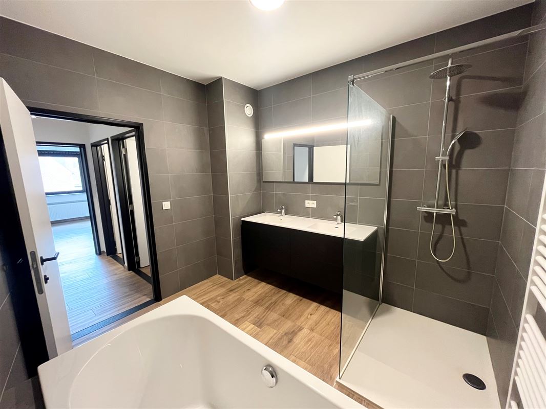 Luxueus 3 +1 slaapkamer appartement met terras.