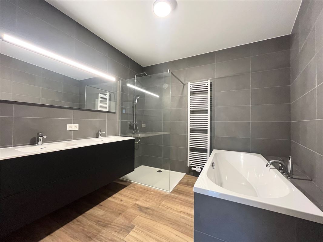 Luxueus 3 +1 slaapkamer appartement met terras.