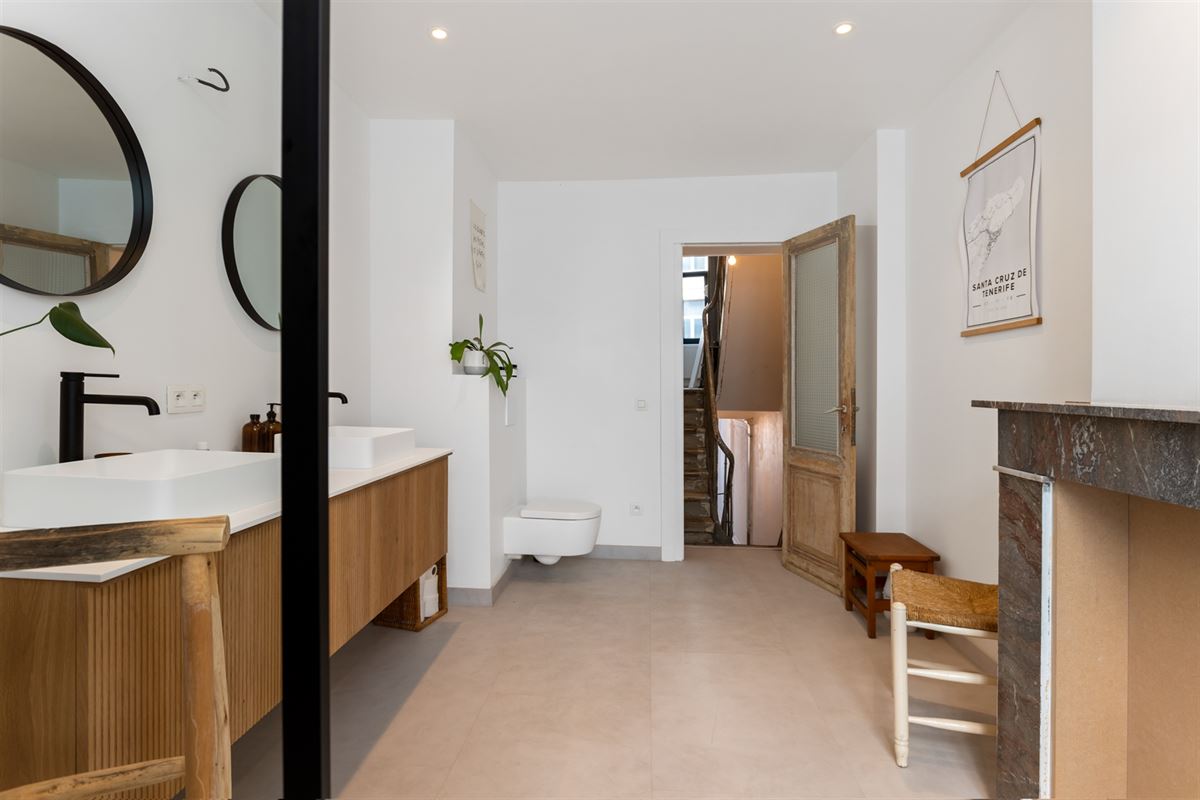 Huis met 5 slaapkamers en tuin, verder af te werken naar eigen smaak..