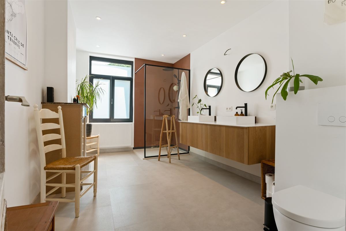Huis met 5 slaapkamers en tuin, verder af te werken naar eigen smaak..