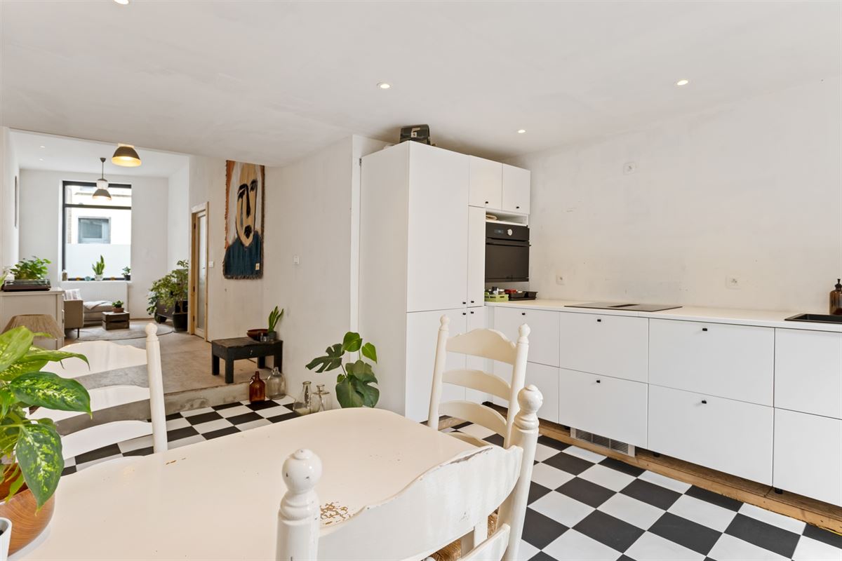 Huis met 5 slaapkamers en tuin, verder af te werken naar eigen smaak..