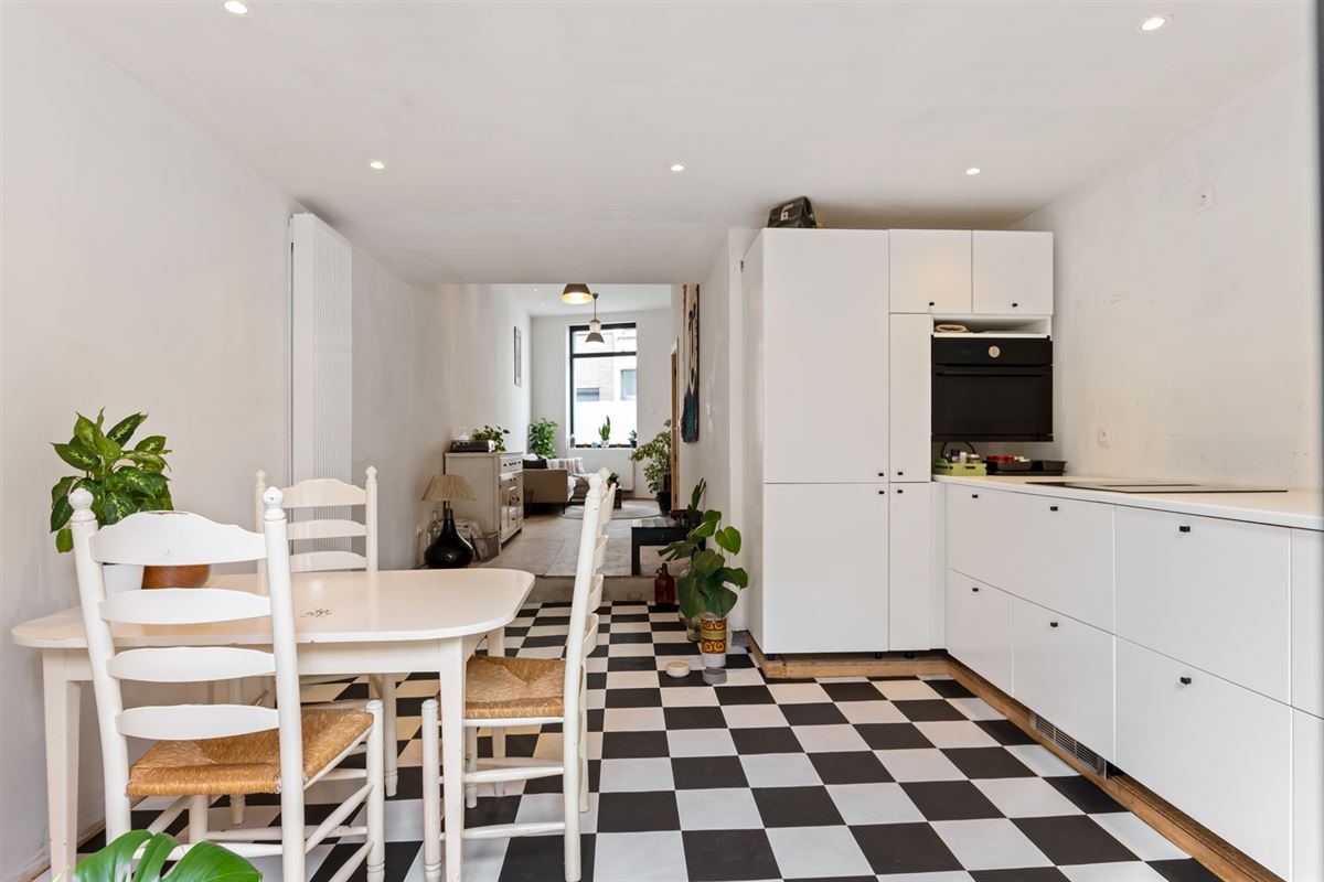 Huis met 5 slaapkamers en tuin, verder af te werken naar eigen smaak..
