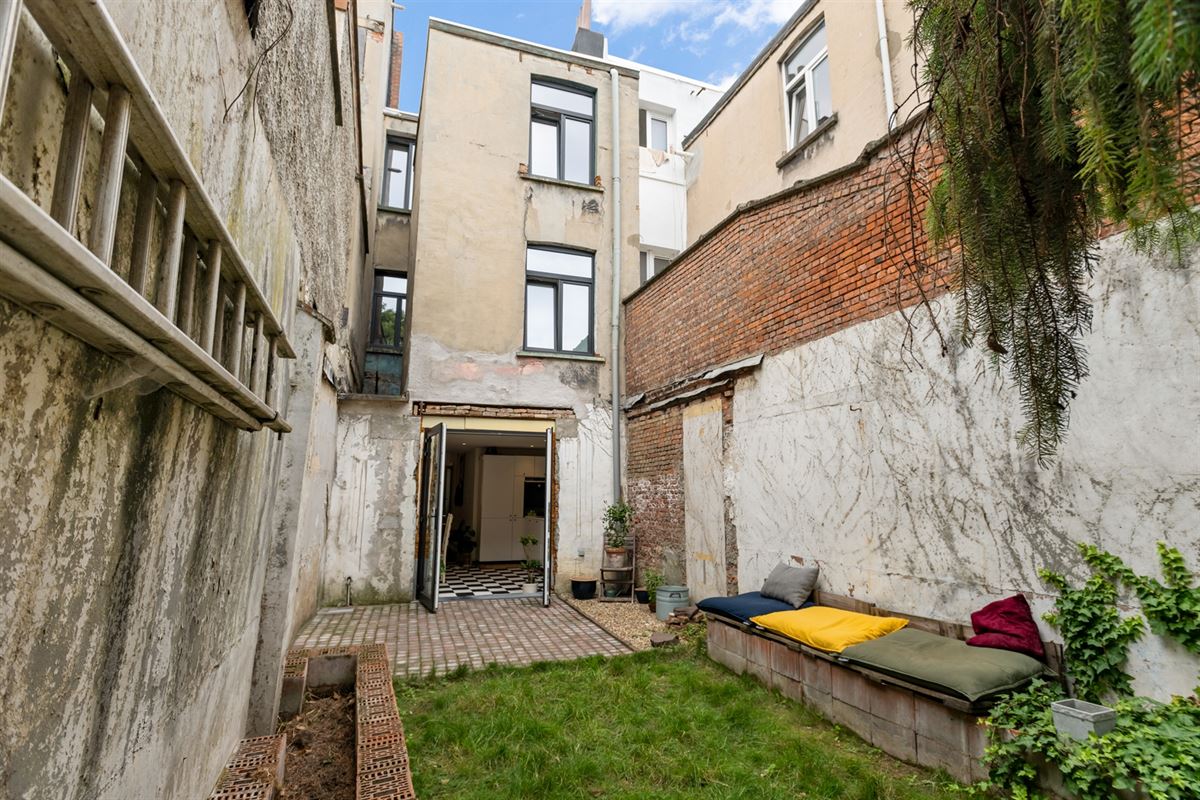 Huis met 5 slaapkamers en tuin, verder af te werken naar eigen smaak..