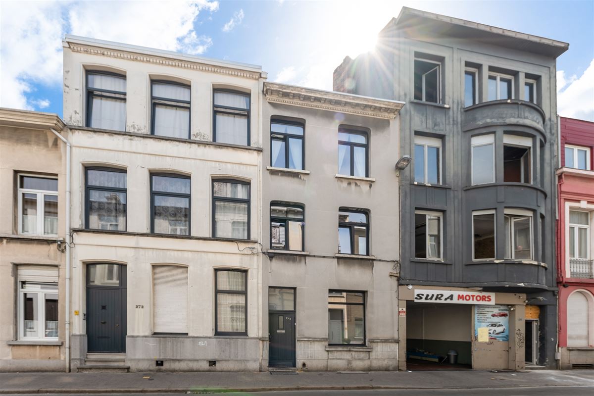 Huis met 5 slaapkamers en tuin, verder af te werken naar eigen smaak..