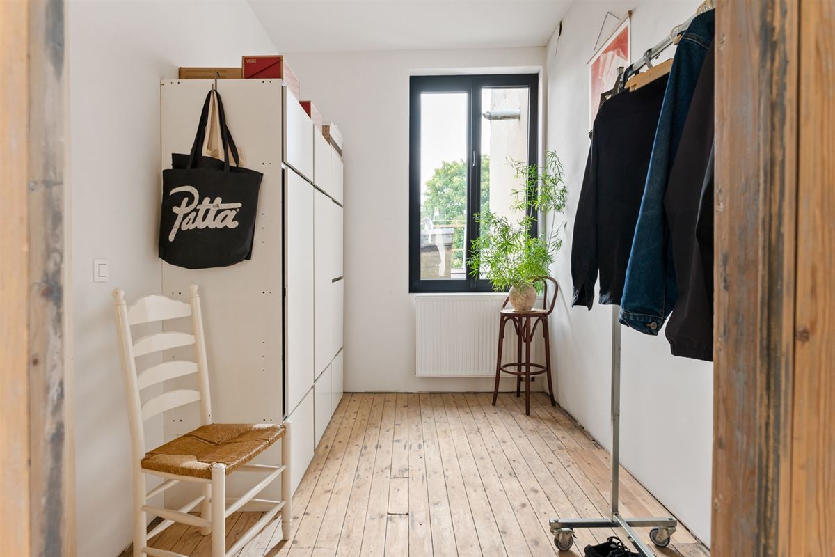 Huis met 5 slaapkamers en tuin, verder af te werken naar eigen smaak..
