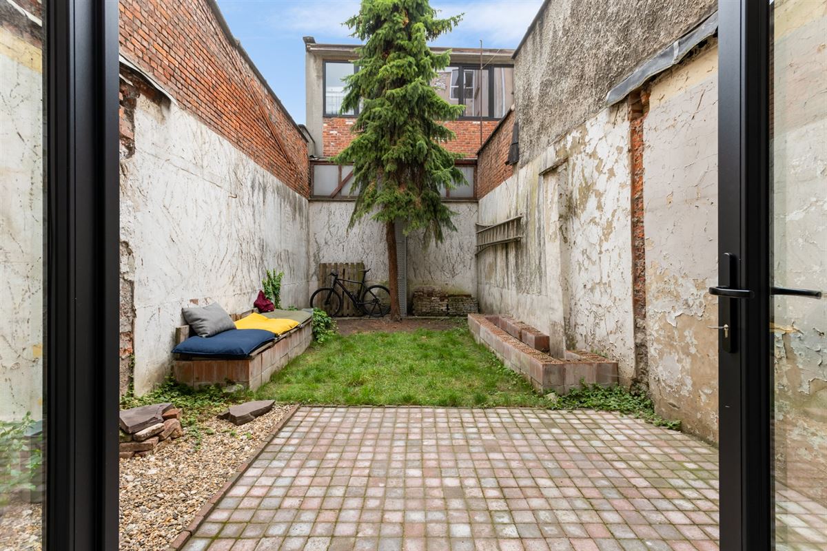 Huis met 5 slaapkamers en tuin, verder af te werken naar eigen smaak..