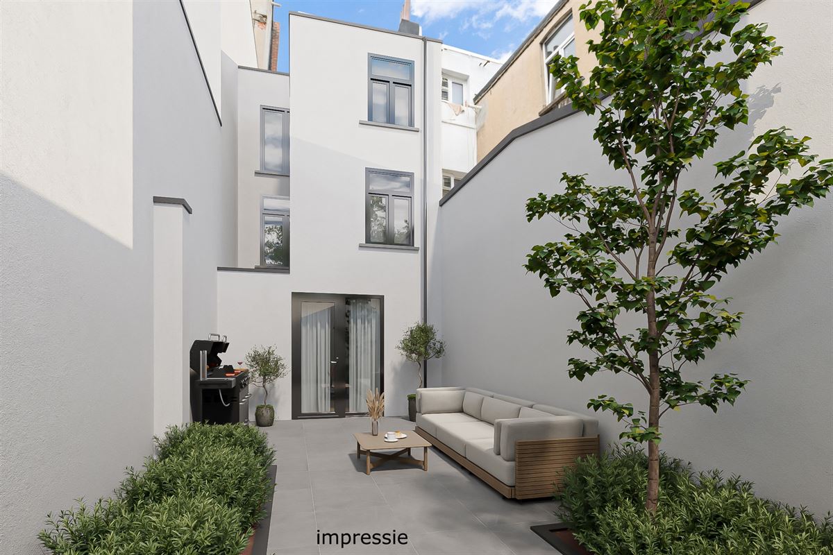 Huis met 5 slaapkamers en tuin, verder af te werken naar eigen smaak..