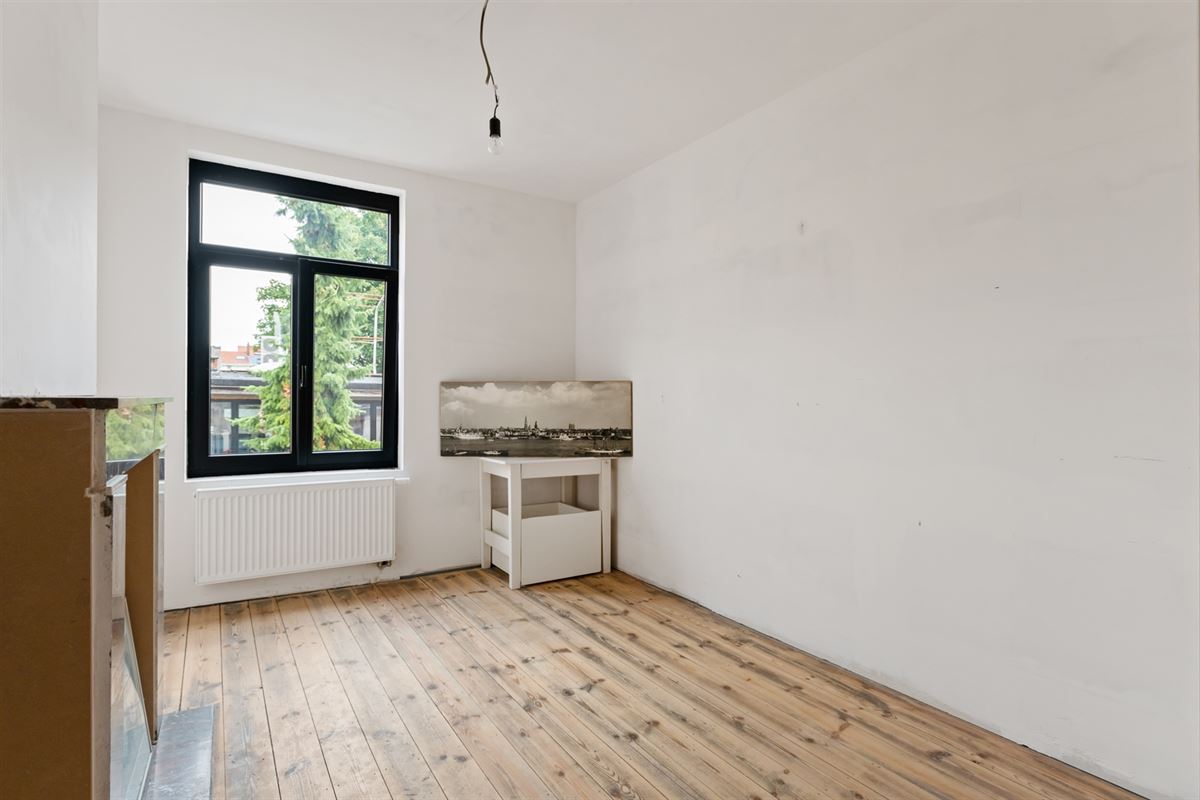 Huis met 5 slaapkamers en tuin, verder af te werken naar eigen smaak..