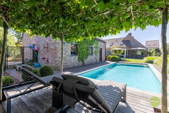 Instapklare gezinswoning met magazijn, zwembad en poolhouse 