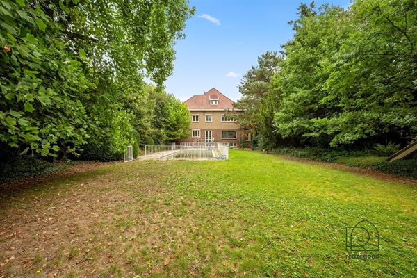 Groot te renoveren ingenieurswoning met veel karakter