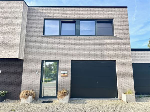 HALFOPEN NIEUWBOUWWONING gelegen in een RUSTIGE OMGEVING!