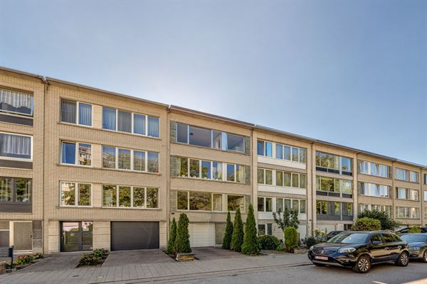 Op te frissen appartement met zuidgericht terras