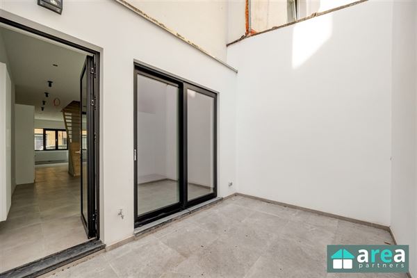 Gerenoveerd duplex appartement met 2 slpk en koer!