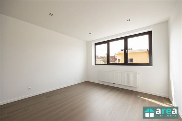 Gerenoveerd duplex appartement met 2 slpk en terras!