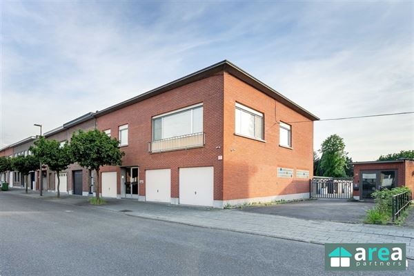 Unieke investering: ruime woonst met achterliggende garageboxen!