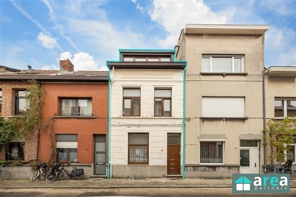 Ruime woning historisch gekend als meergezinswoning (3units) met koer!
