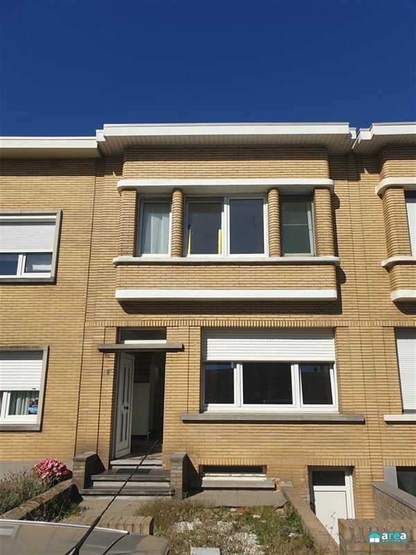 Woning met 2slpk en koer te Deurne-Zuid