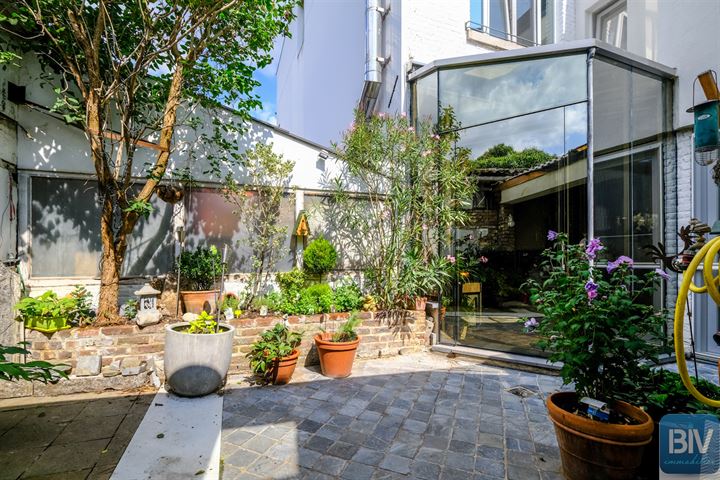 Maison d'exception, 2 garages, 1 entrepôt, jolie cour