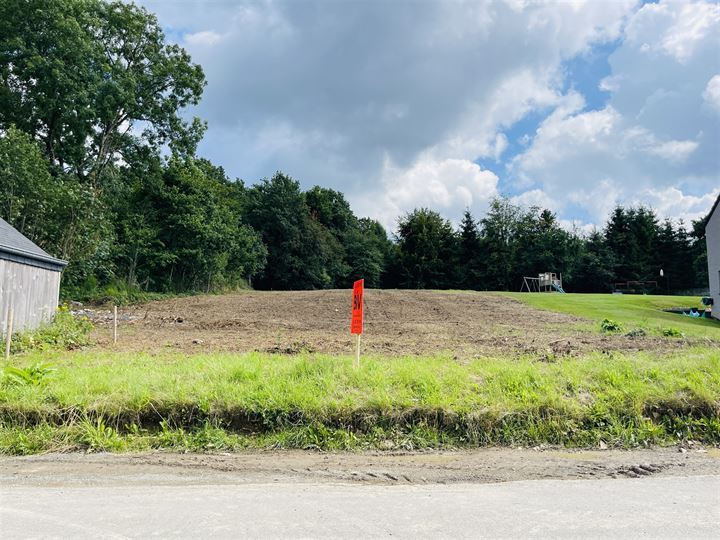 Entre Liège et Lux campagne beau terrain à bâtir de 1368m2 