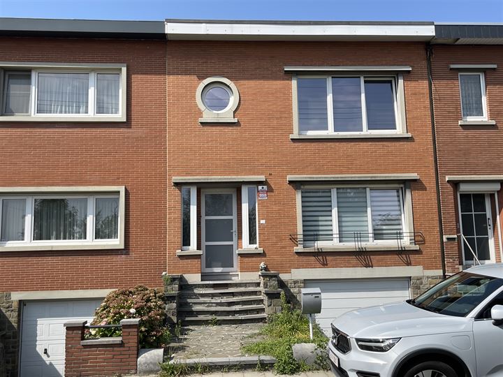 Belle maison 2 façades de 3 chambres, garage et jardin.