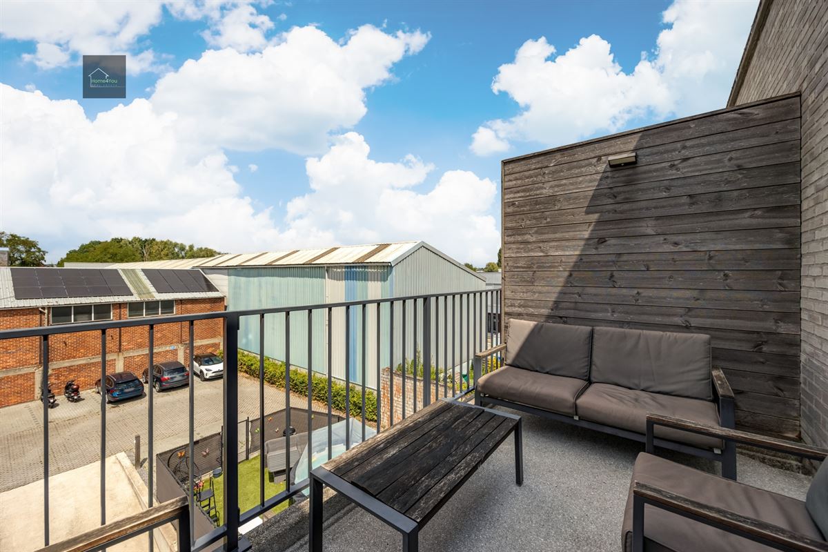 Modern instapklaar appartement met terras en autostaanplaats