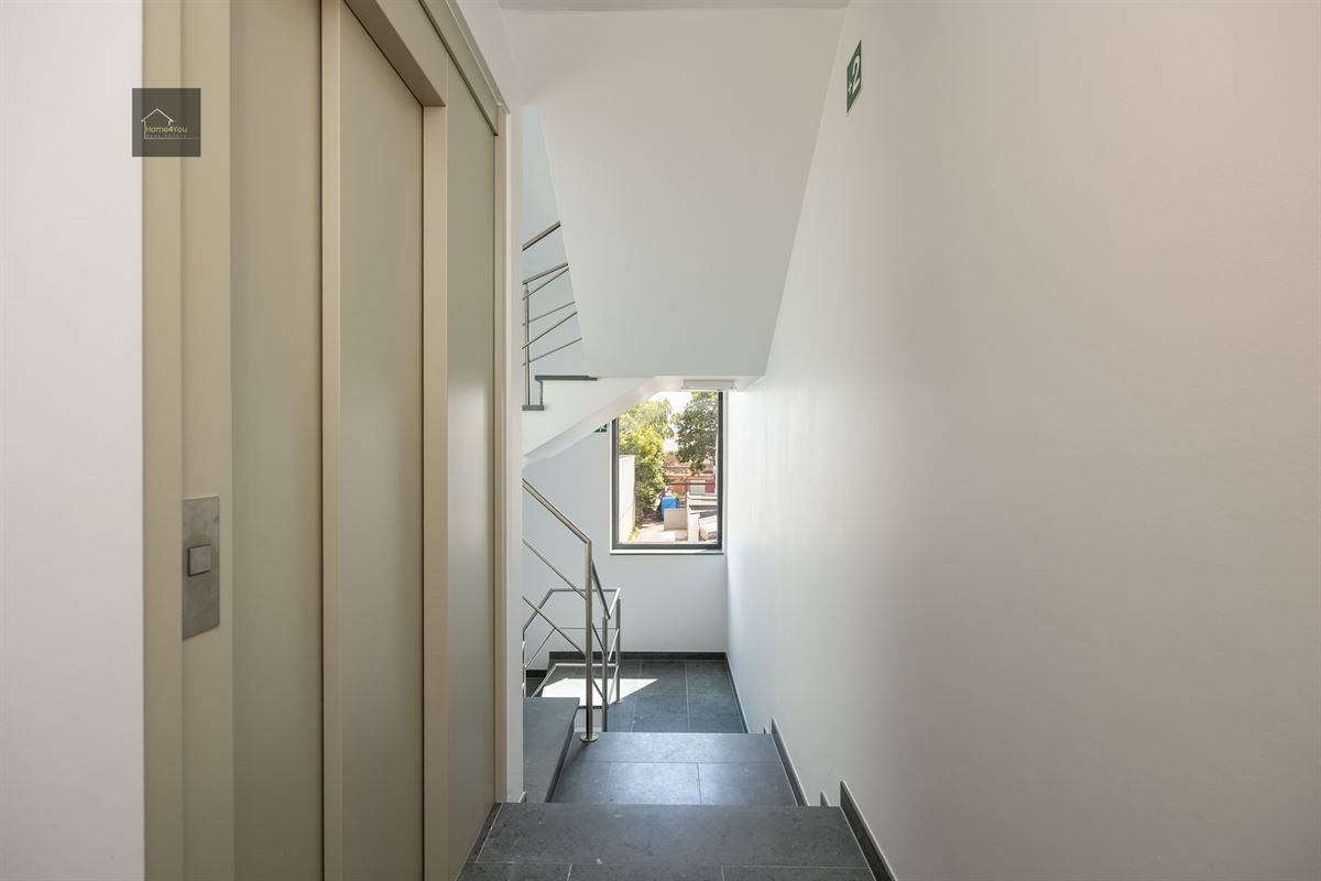 Modern instapklaar appartement met terras en autostaanplaats