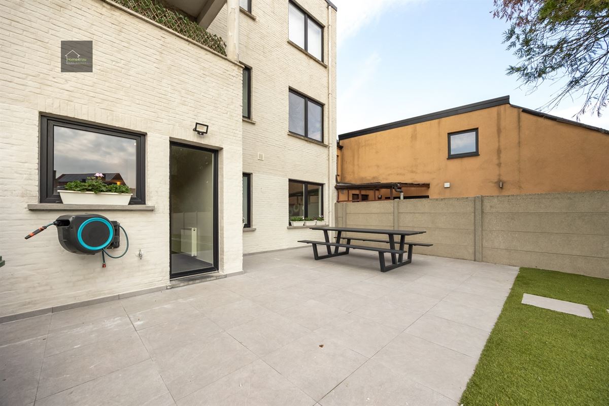 Gelijkvloers appartement met zeer grote tuin