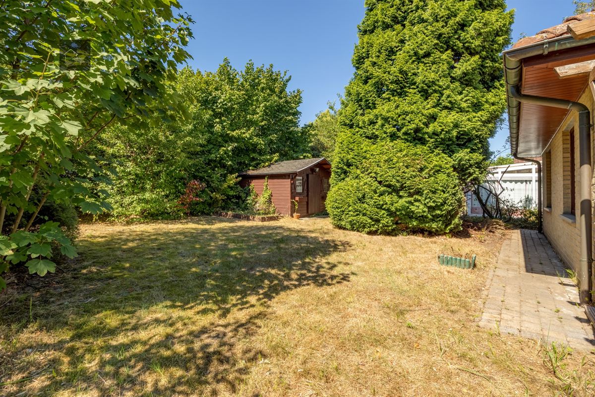 Te renoveren laagbouwvilla met private tuin en garage
