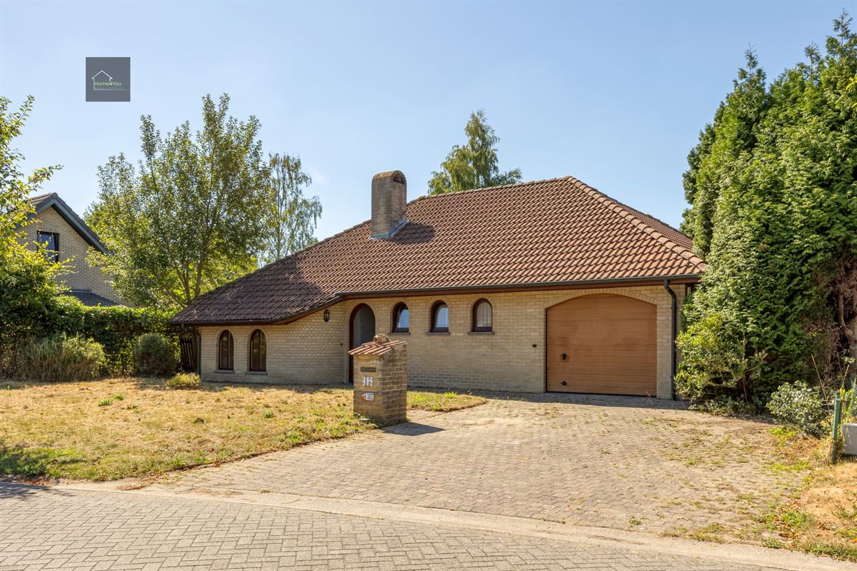 Te renoveren laagbouwvilla met private tuin en garage