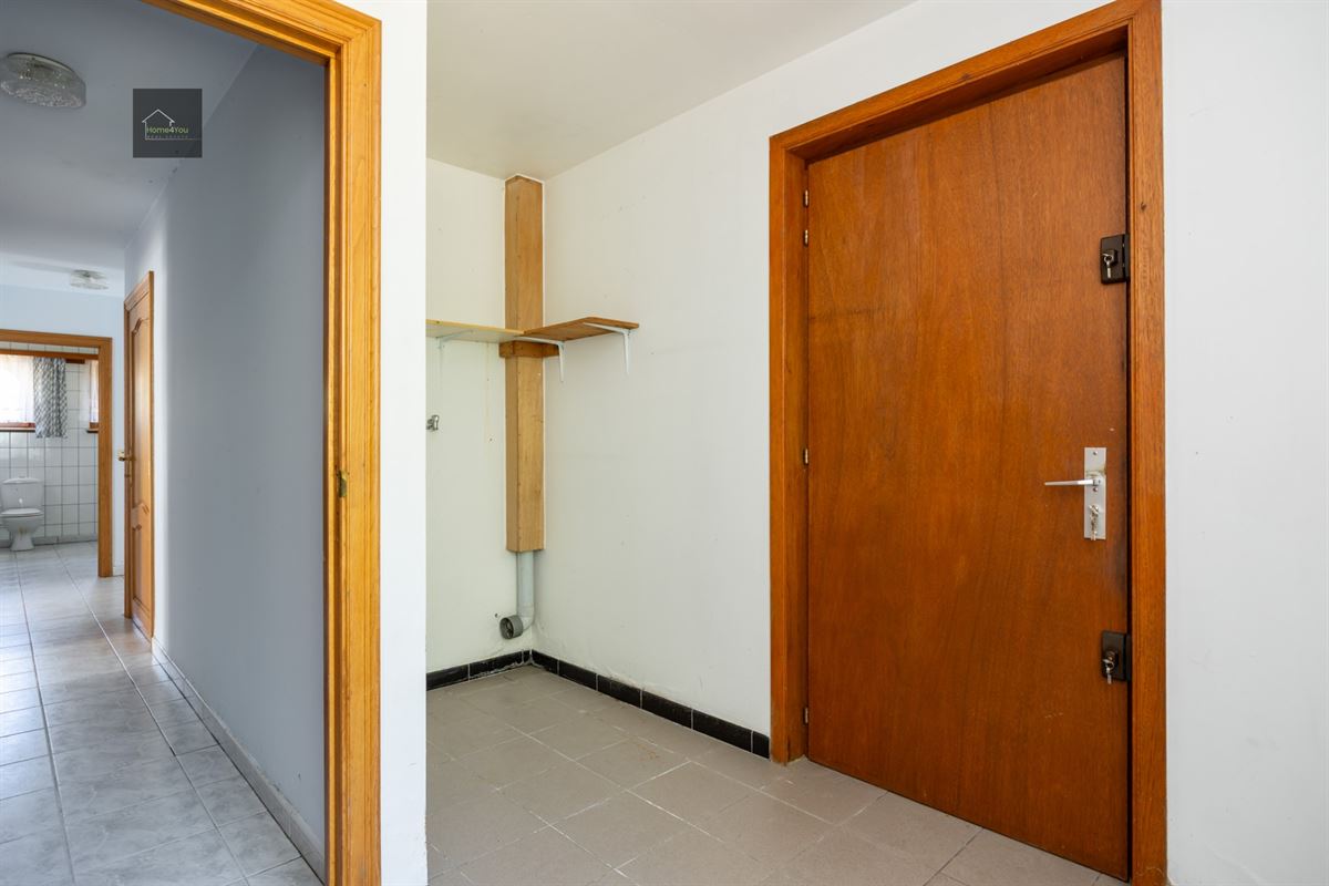 Te renoveren laagbouwvilla met private tuin en garage